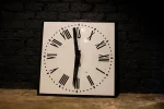 Horloge émaillée, chiffres romains et design classique