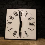 Horloge émaillée, chiffres romains et design classique