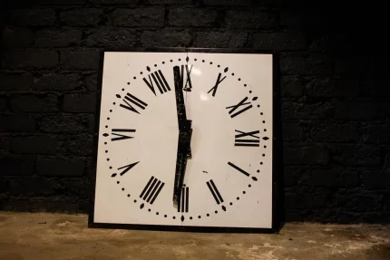Horloge émaillée, chiffres romains et design classique