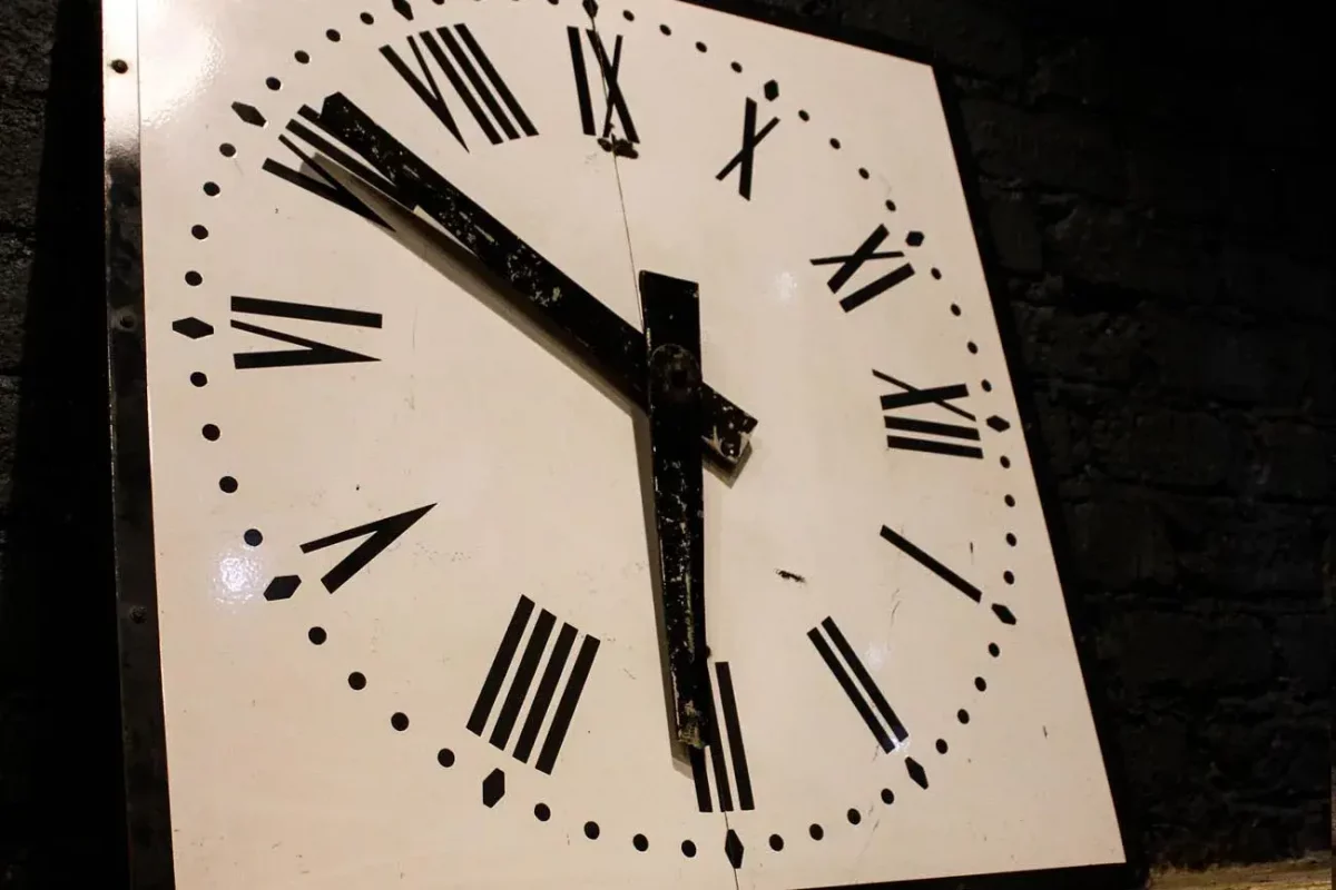 Horloge d'église, cadran émaillé et forme carré