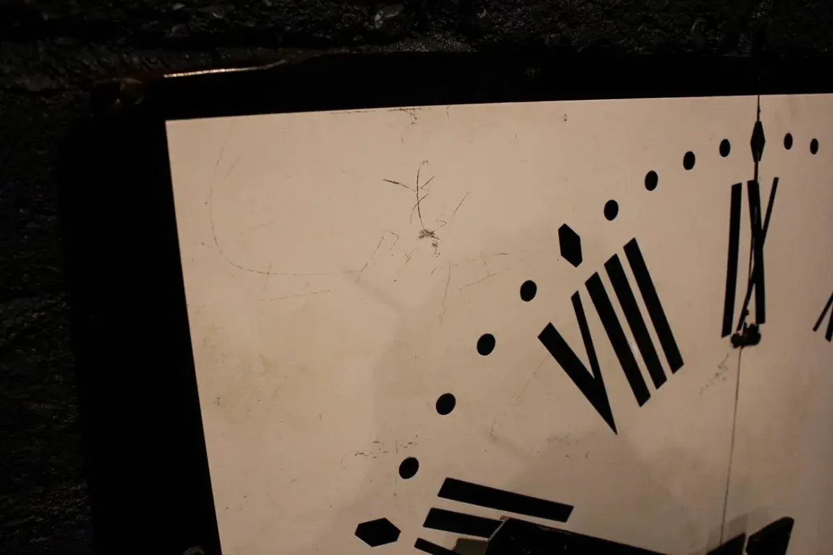 Horloge émaillée, design style église et antique