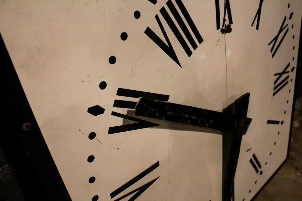 Horloge émaillée ancienne, chiffres romains bien visible