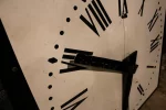 Horloge émaillée ancienne, chiffres romains bien visible