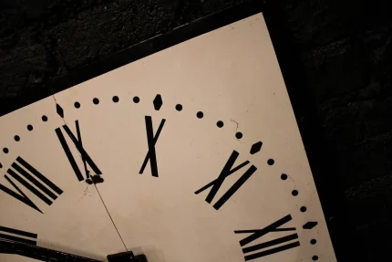 Horloge d'église, cadran émaillé et chiffres romains
