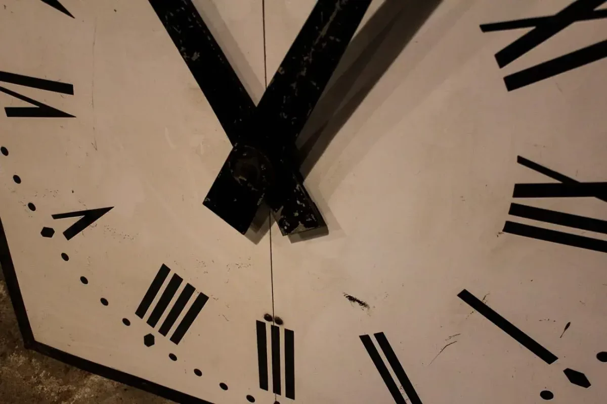 Horloge d'église émaillée carrée, chiffres romains