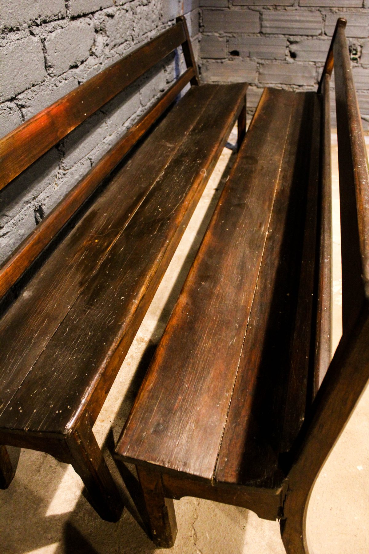 Paire de Bancs de monastère