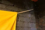 Système d'attache des deux banderoles MERCERIE et BONNETERIE.