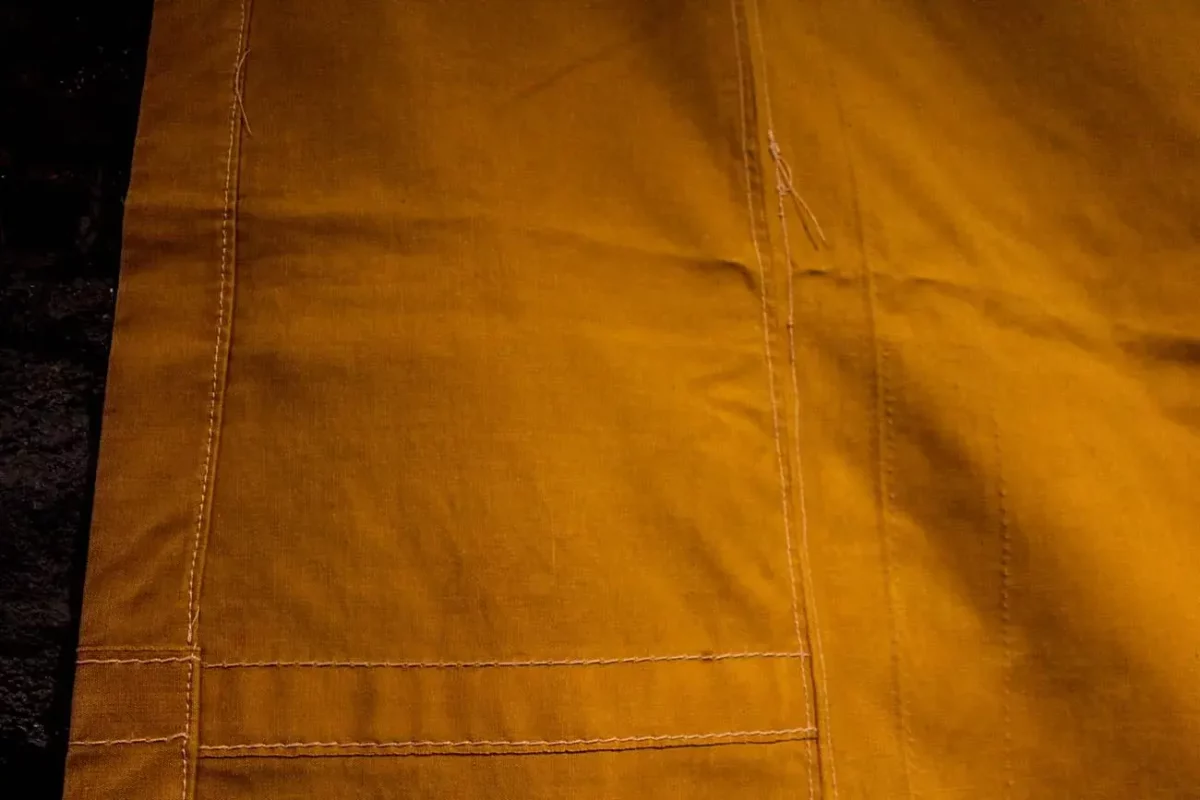 Texture détaillée de la banderole BONNETERIE.