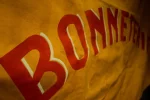 Gros plan sur l'inscription BONNETERIE en tissu ancien.