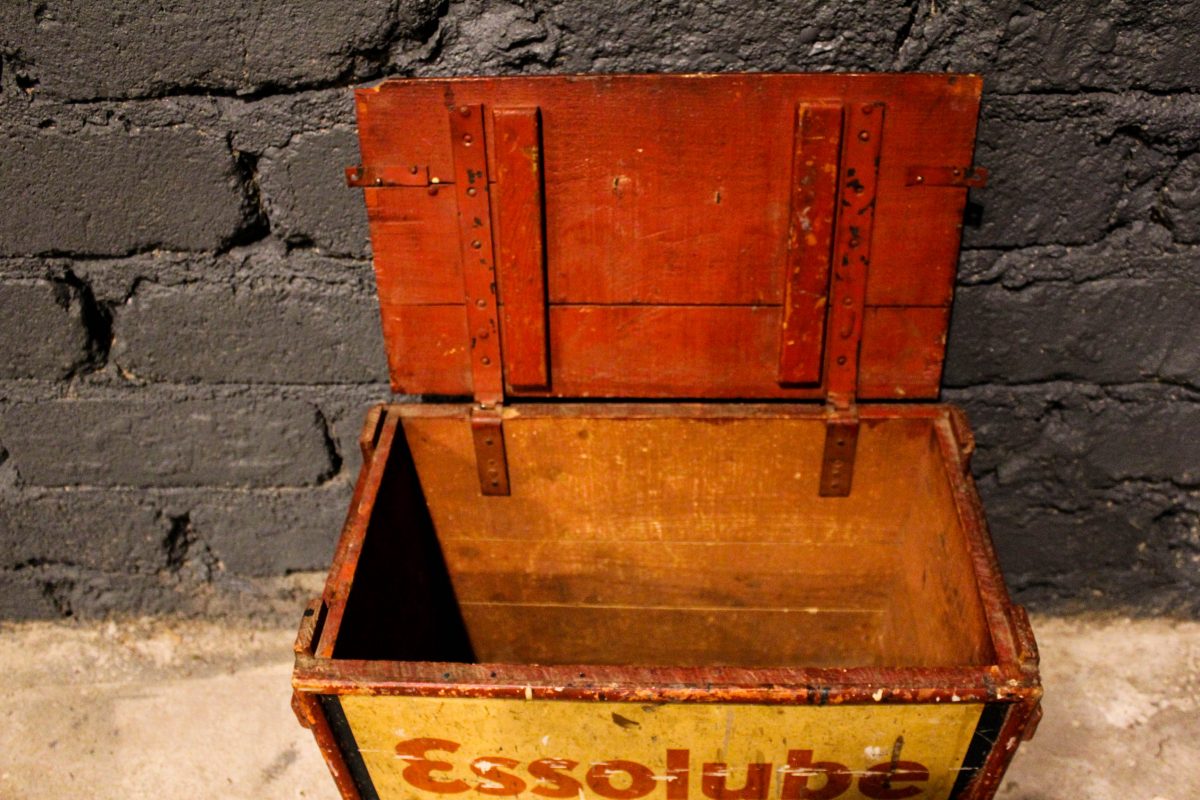 Caisse à bidons d'huile ESSOLUBE