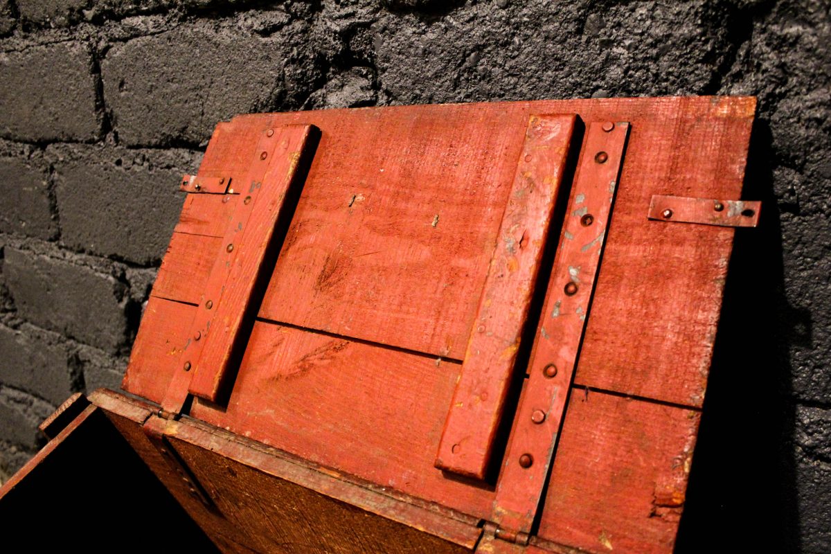 Caisse à bidons d'huile ESSOLUBE