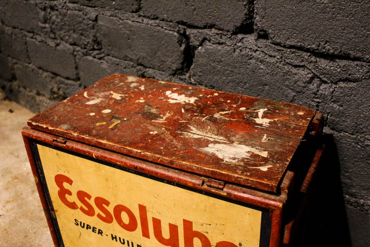 Caisse à bidons d'huile ESSOLUBE