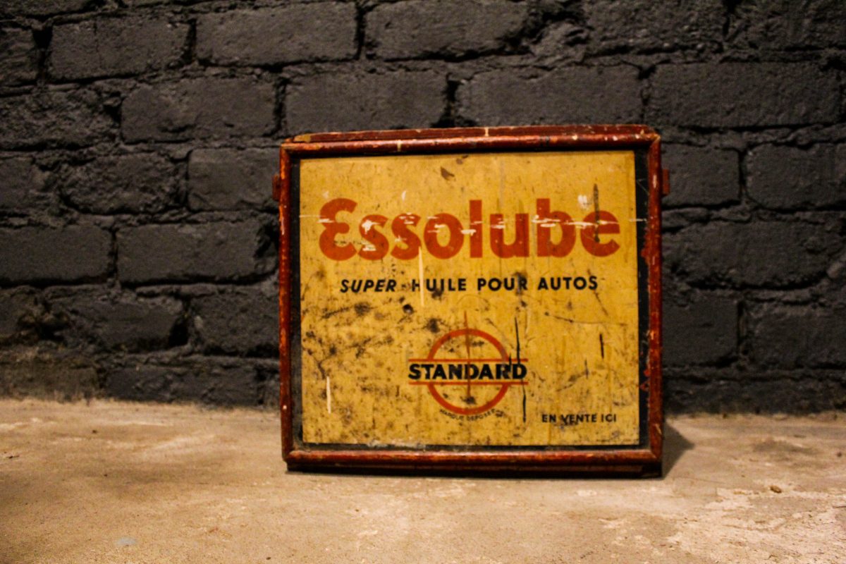 Caisse à bidons d'huile ESSOLUBE