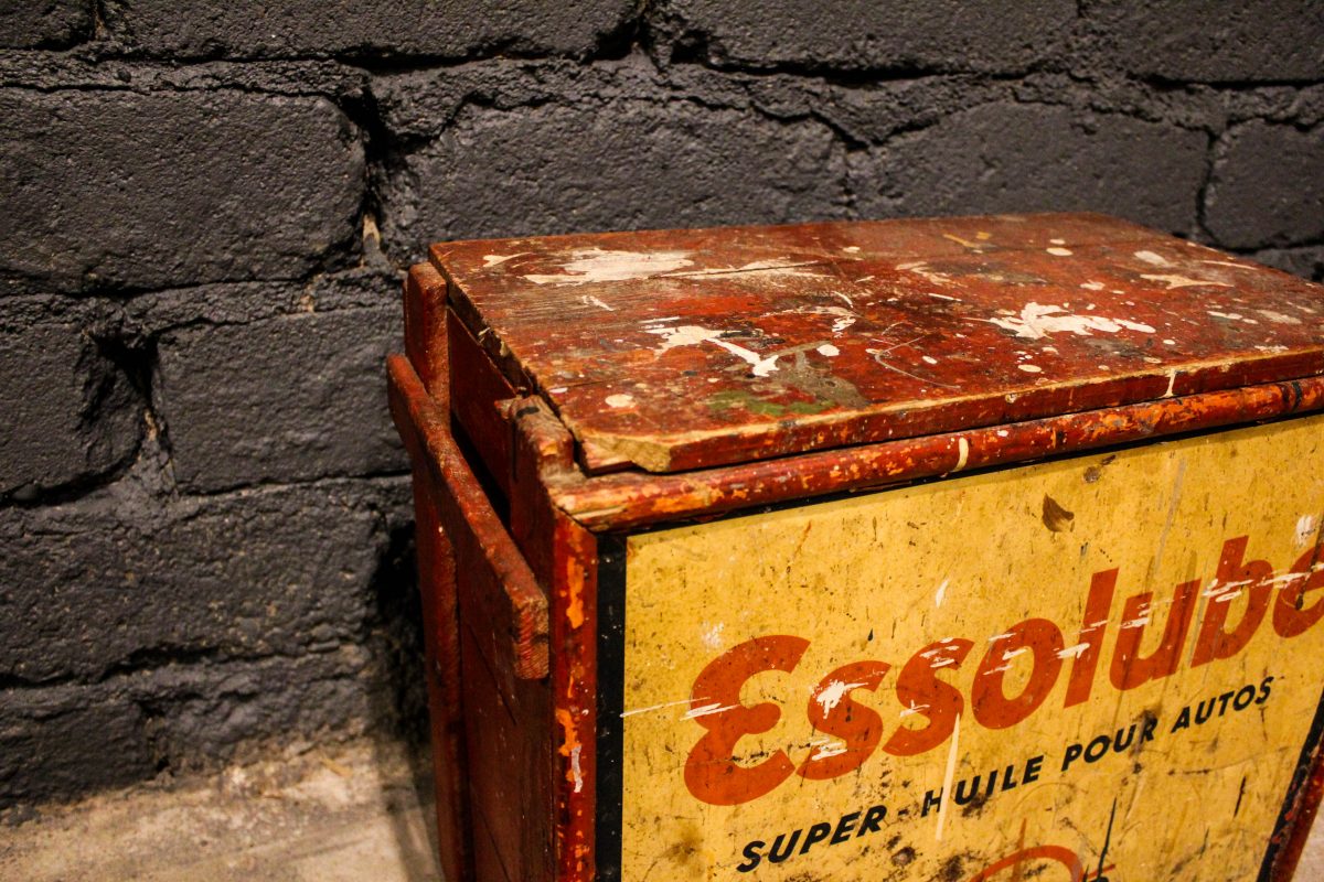 Caisse à bidons d'huile ESSOLUBE