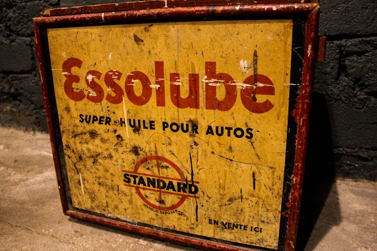 Caisse à bidons d'huile ESSOLUBE