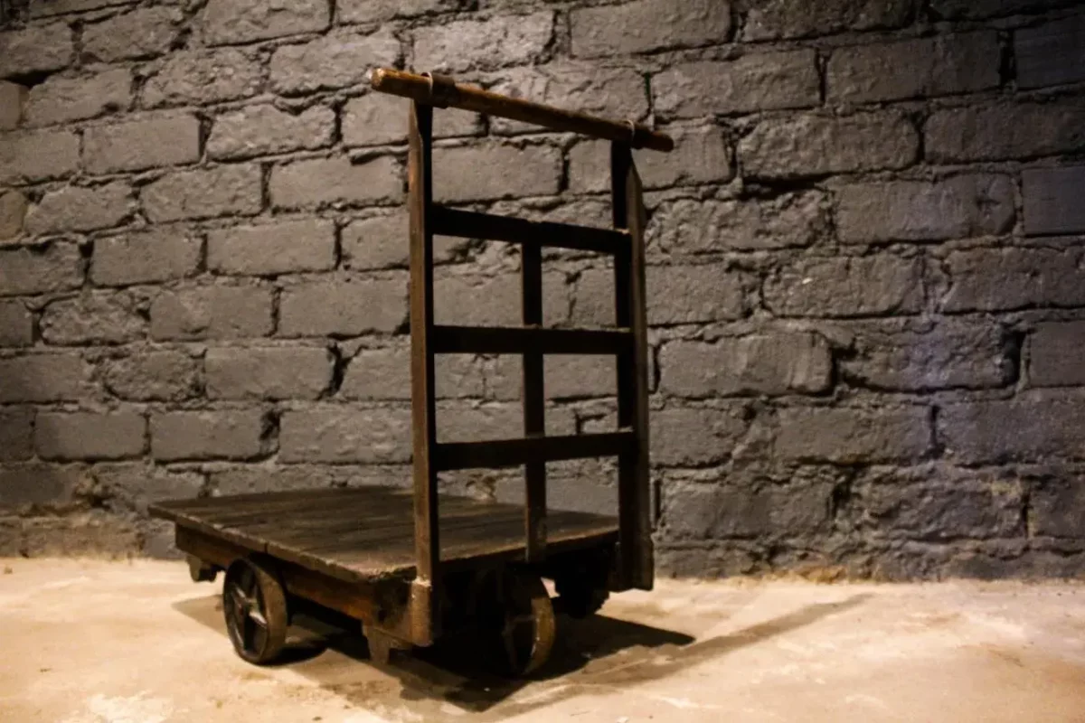 Chariot de gare ancien, roues fixes et pivotantes.
