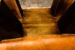 Objet de décoration : miniature de cheval d'arçon en cuir.