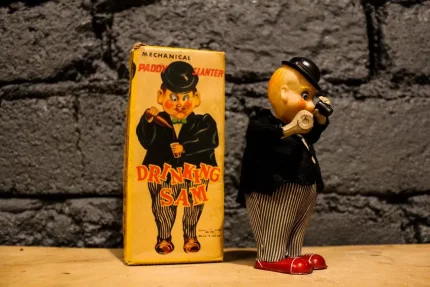 Drinking Sam, jouet mécanique vintage, habits tissu, action buvant.