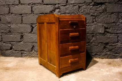 Meuble de métier classeur à rideau en bois.