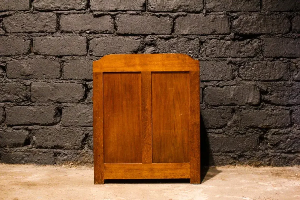 Détail des finitions en bois du meuble.
