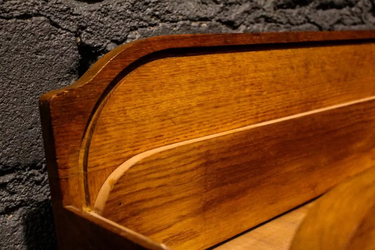 Détail du rideau coulissant du classeur.
