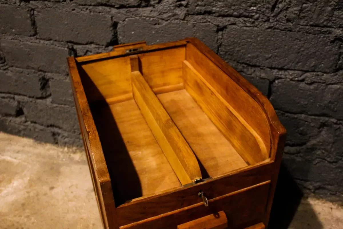 Intérieur du compartiment à rideau du classeur.