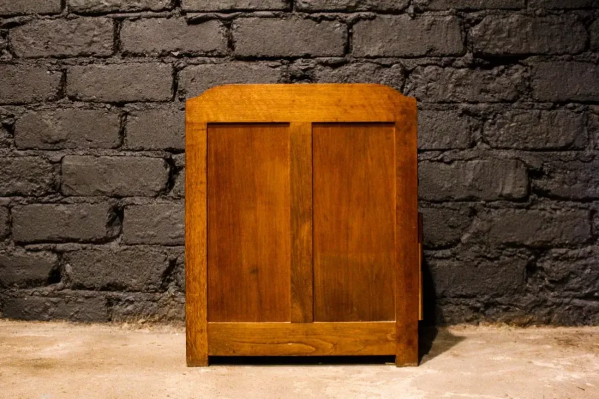 Classeur à rideau ouvert, rangement visible.