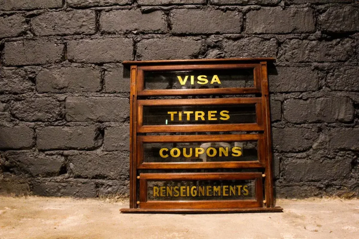 Vitrine de comptoir ancienne avec inscriptions "VISA", "TITRES", "COUPONS", "RENSEIGNEMENTS".
