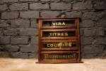 Vitrine de comptoir ancienne avec inscriptions "VISA", "TITRES", "COUPONS", "RENSEIGNEMENTS".