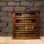 Vitrine de comptoir ancienne avec inscriptions "VISA", "TITRES", "COUPONS", "RENSEIGNEMENTS".