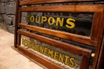 Présentoir commercial vintage, vue rapprochée des vitres et des lettres d'or.