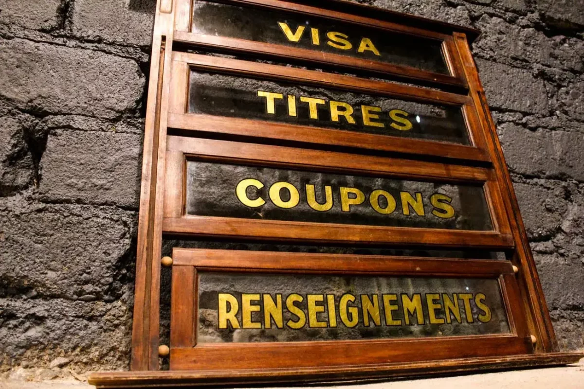 Vitrine de transaction en bois, ambiance rétro avec inscriptions dorées.