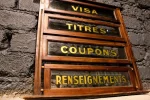 Vitrine de transaction en bois, ambiance rétro avec inscriptions dorées.