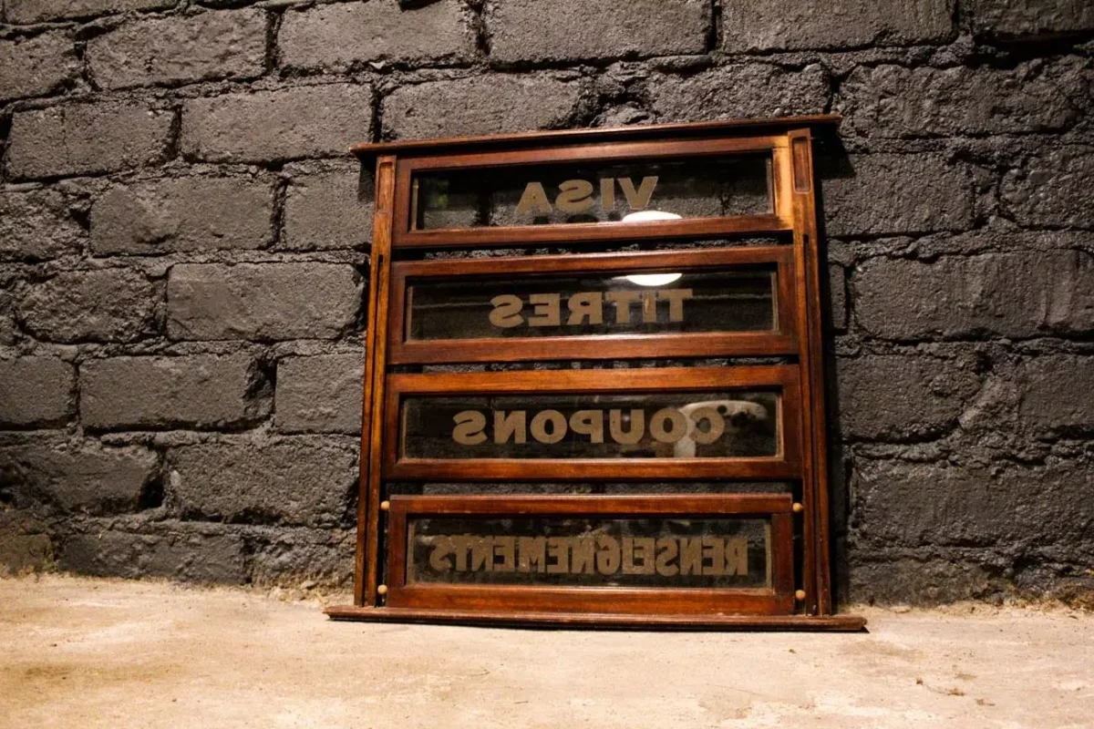 Guichet de magasin ancien, vue d'ensemble du présentoir en bois.