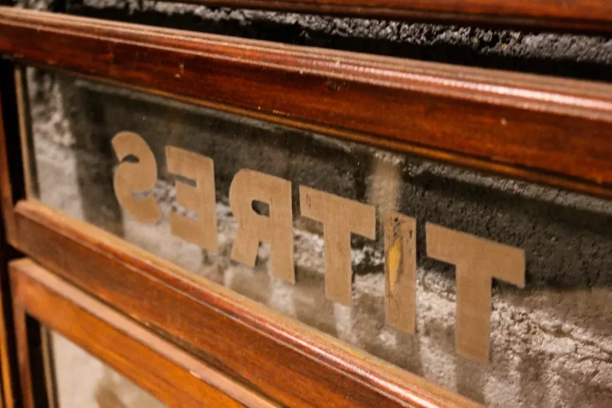 Présentoir commercial d'époque, vitres et inscriptions à la lettre d'or.