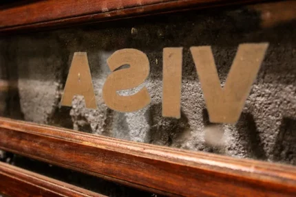 Présentoir vitré de transaction en bois avec inscriptions à la lettre d'or.