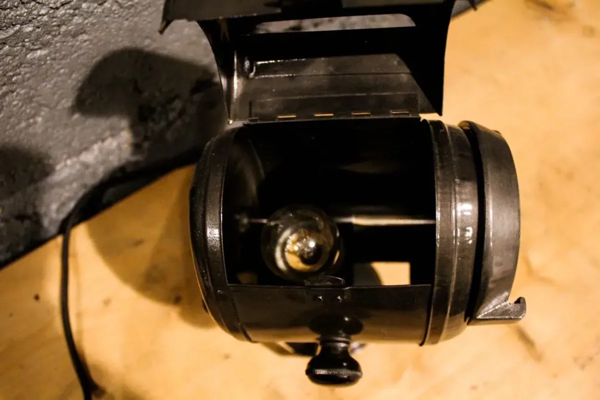 Projecteur CREMER en métal, finitions patinées.