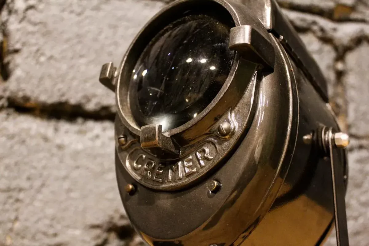 Lampe projecteur CREMER, éclairage d'ambiance unique.