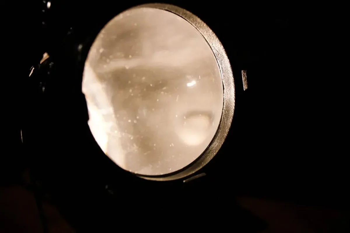 Projecteur de scène CREMER, ambiance théâtrale.