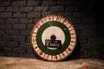 Roue de loterie foraine en bois, peinture artisanale.