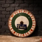 Roue de loterie foraine en bois, peinture artisanale.