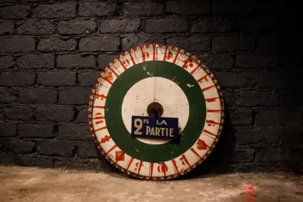 Roue de loterie foraine en bois, peinture artisanale.