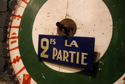 Détail de la peinture à la main sur roue de loterie vintage.