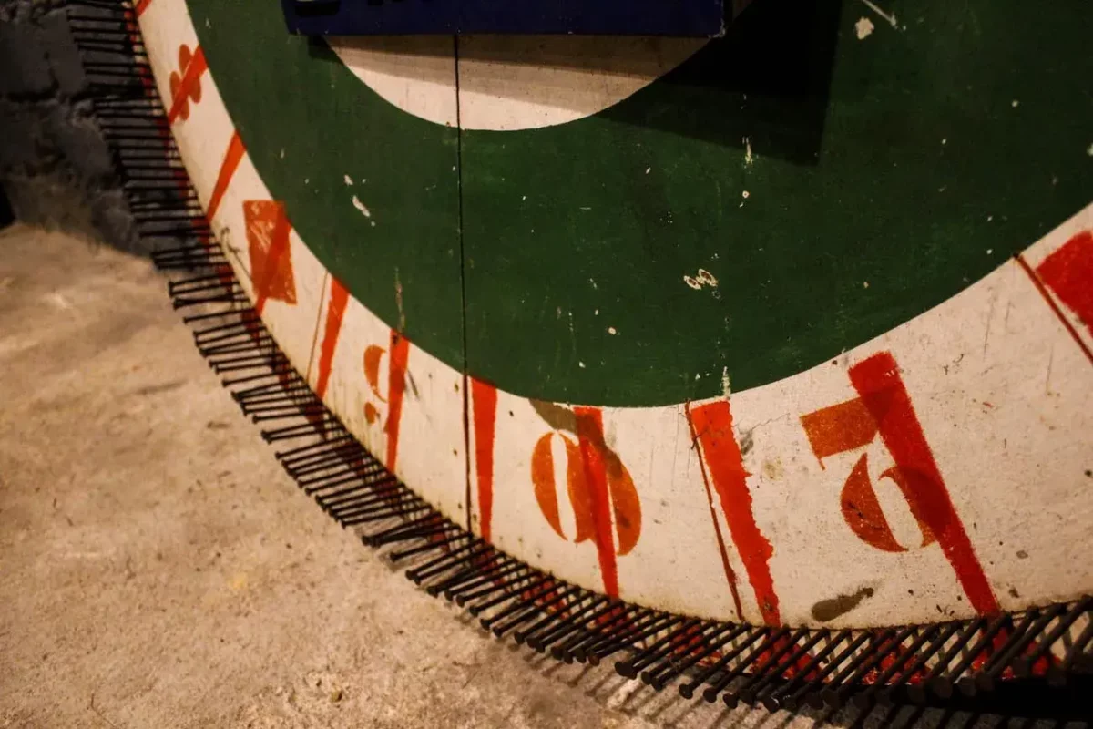Roue de loterie foraine ancienne, couleurs patinées.