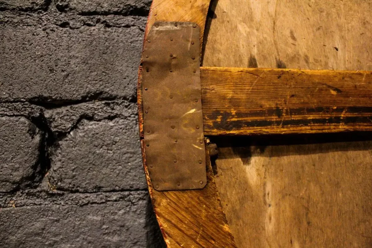Roue de loterie foraine ancienne, couleurs patinées.