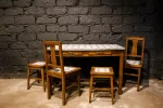 Ensemble table et assises émaillées bleu et blanc.
