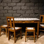 Ensemble table et assises émaillées bleu et blanc.