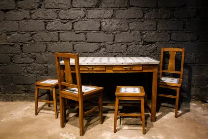 Ensemble table et assises émaillées bleu et blanc.