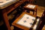 Chaises et tabourets assortis avec assises émaillées.