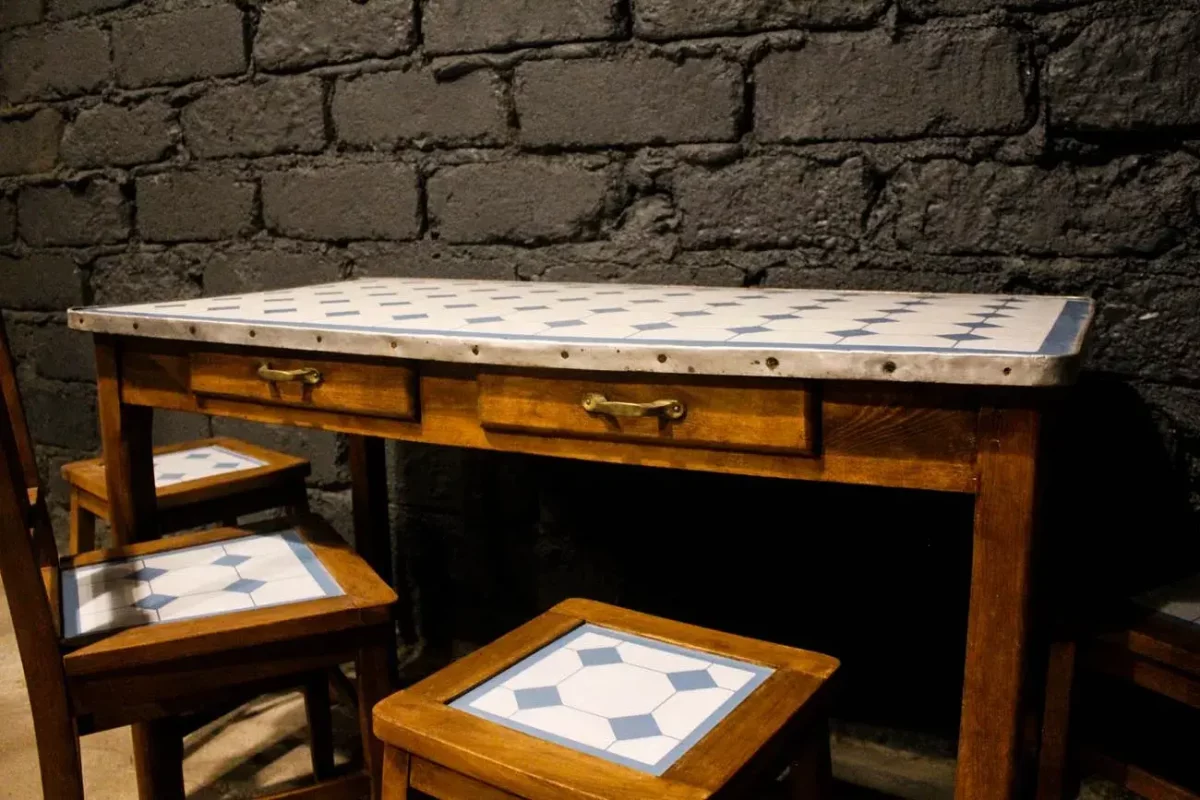Mobilier de cuisine émaillé, style rétro.